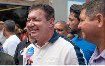 Ditinho sorrindo em meio à multidão na caminhada