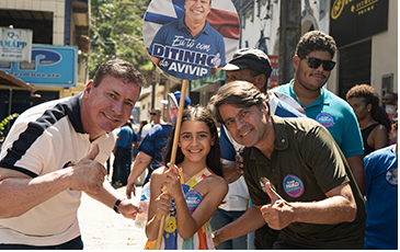 Ditinho com apoiadores segurando placa da campanha