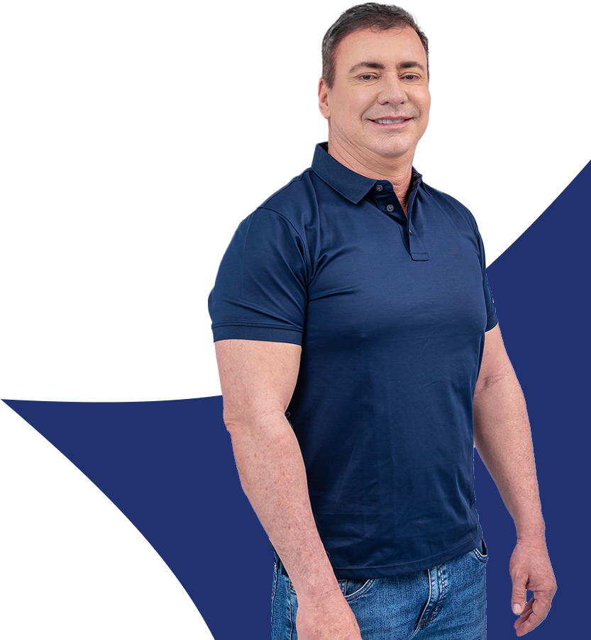 Ditinho de polo azul sorrindo, com o contorno do mapa da Bahia ao fundo
